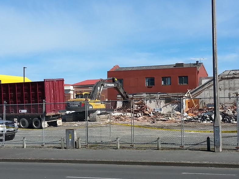sal-army-bldg-demolish-2-sept-2016