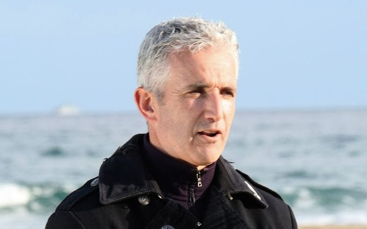 Air New Zealand's CEO Rob Fyfe pays homage, on November 30, 2008 in a beach of Canet-en-Roussillon, to the victims of the Air New Zealand Airbus A320 that crashed off the French coast on November 27. 