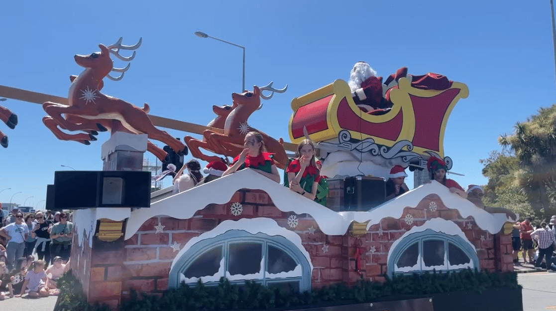 Southland Santa Parade Delights Thousands Of Families With New Route And New Floats