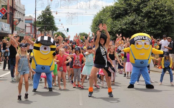 Surprise Flash Mob Great Start To Santa Parade (Video)