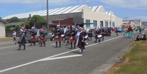 Christmas in The Bluff and Street Parade on Again