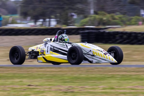 Exceptionally Close Racing At Teretonga Park