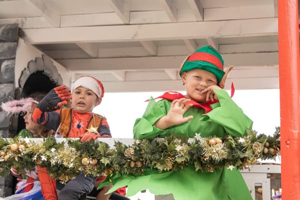 Santa Lands in Bluff: The Grand Arrival Marks Gala Day Festivities This Sunday